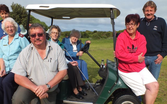 Vlnr is Anita van Dyk, Suster Linda Meyer, John van Rooyen, Jannie Brandt en Leon Hattingh, met vlnr in die gholfkarretjie Smittie van Rensburg (87) en Winnie Steenkamp (97) wat tydens 2014 se Gholfdag â€˜n voorbeeld gestel het  (Argieffoto: Gansbaai Courant)